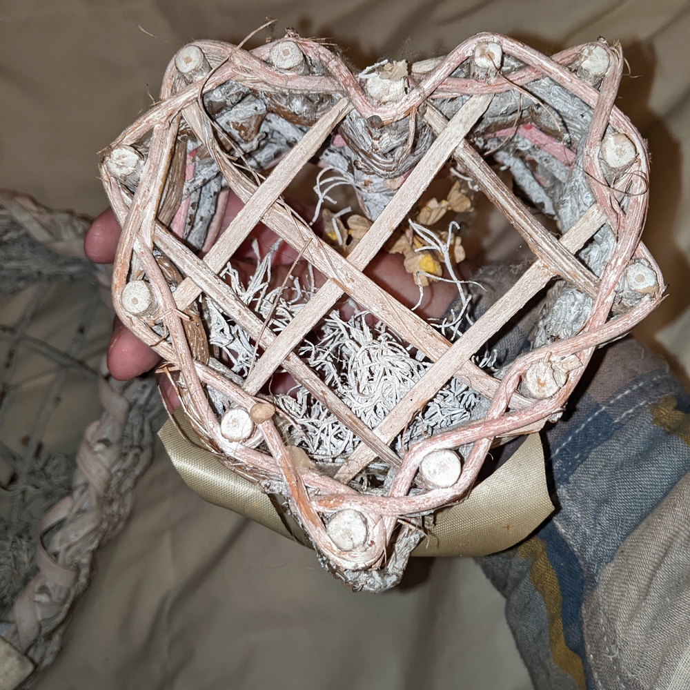 Heart-Shaped Wicker Baskets with Ribbon - Picture 5 of 9